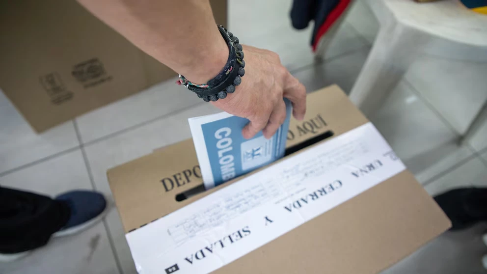 Petro insiste en fraude electoral y critica a The Economist