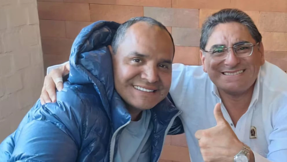 Arturo Álvarez se reconcilia y apoya a Carlos