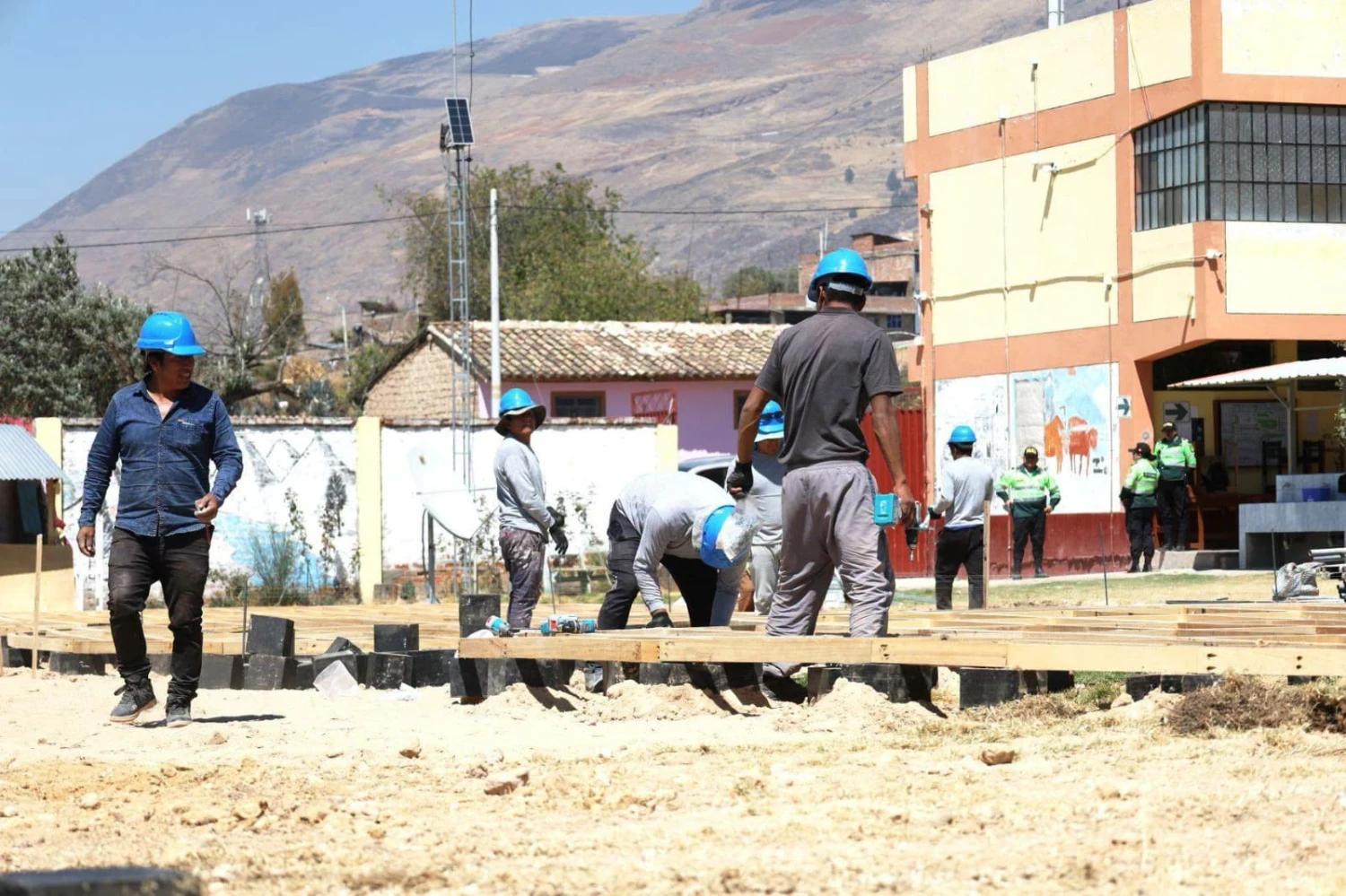 Instalan aulas temporales en colegios afectados por sismo