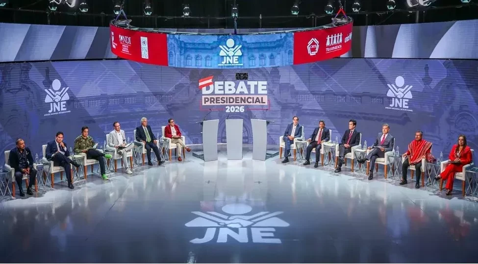 Candidatos chocan por educación y tecnología