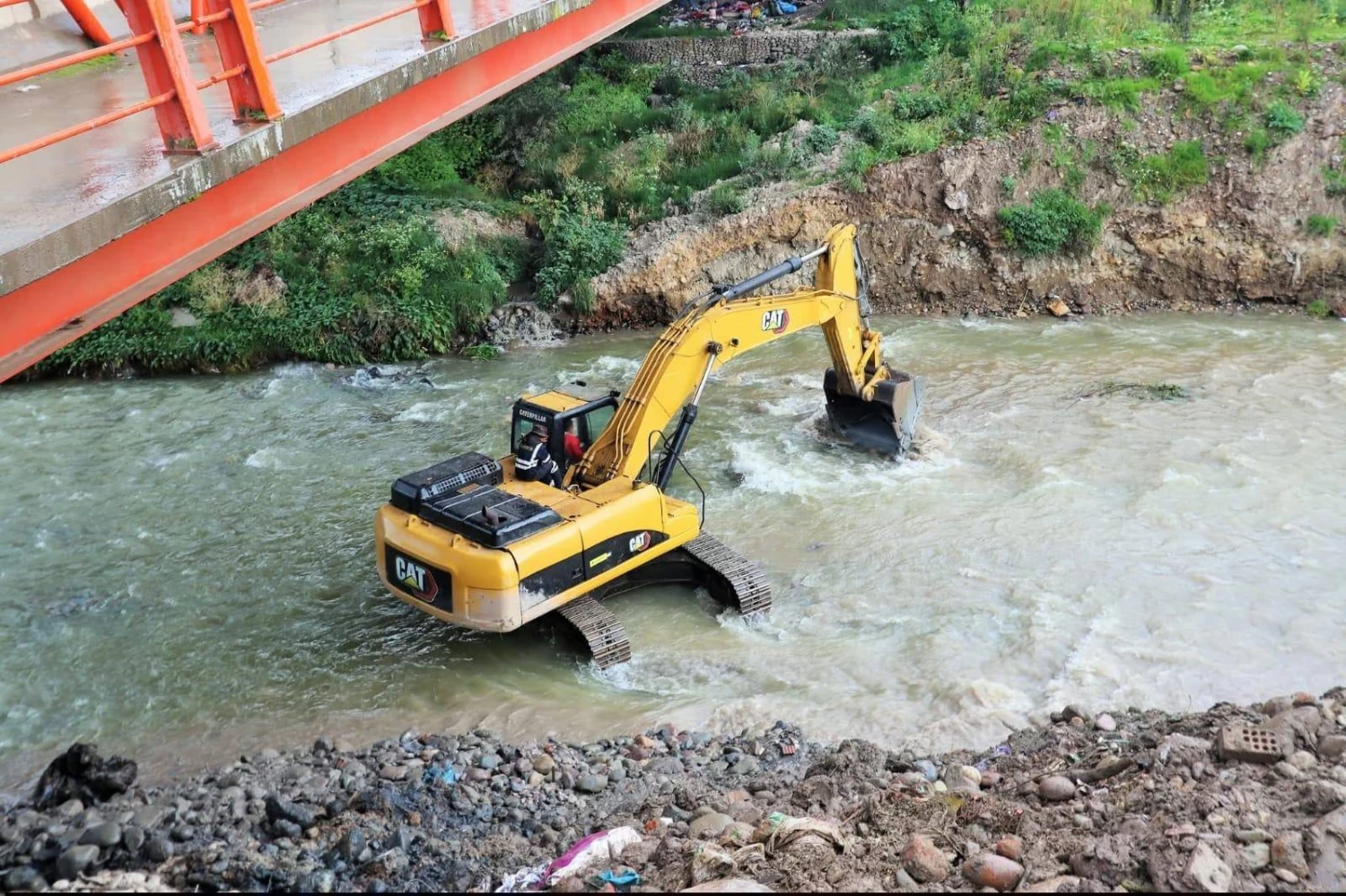 El Tambo limpia río Shullcas para evitar desbordes