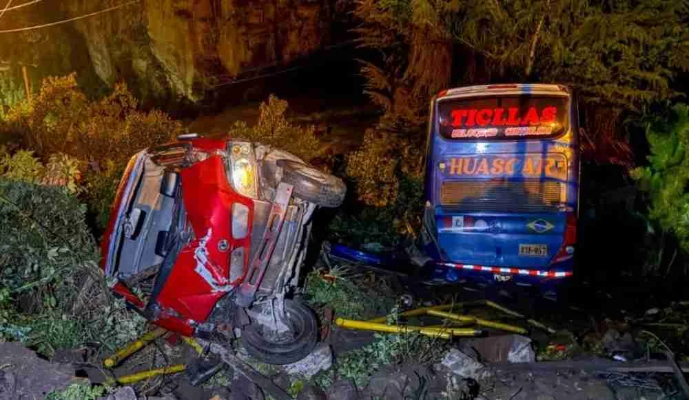 Bus cae a abismo sin dejar víctimas mortales