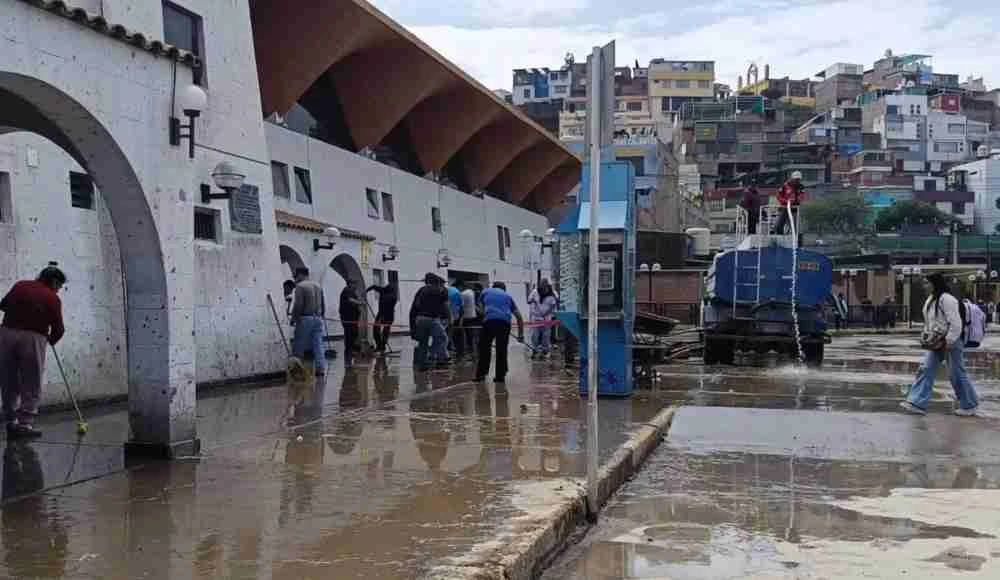 Lluvias inundan terminal terrestre arequipeño