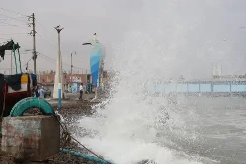 Oleajes anómalos mantienen cerrados 84 puertos en Perú