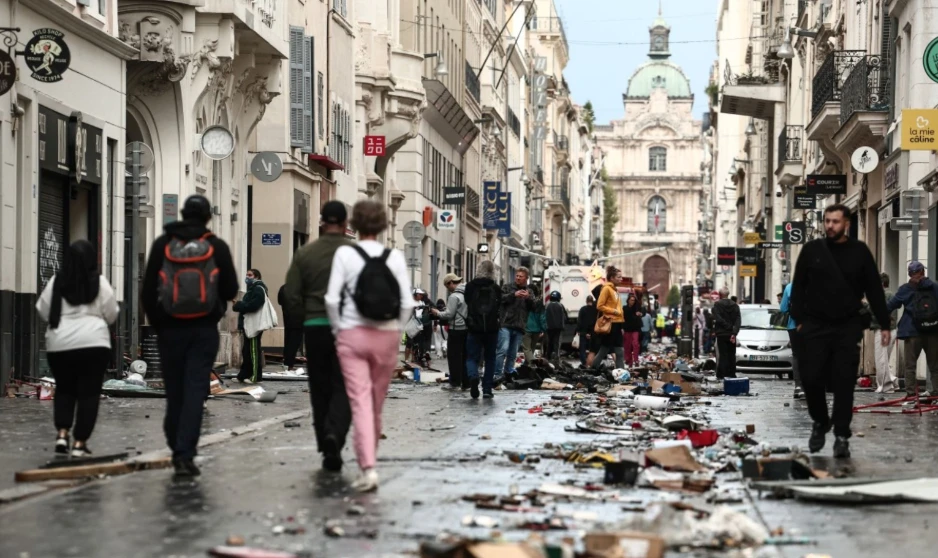 Francia anuncia nuevo toque de queda y comienza a juzgar a detenidos por disturbios