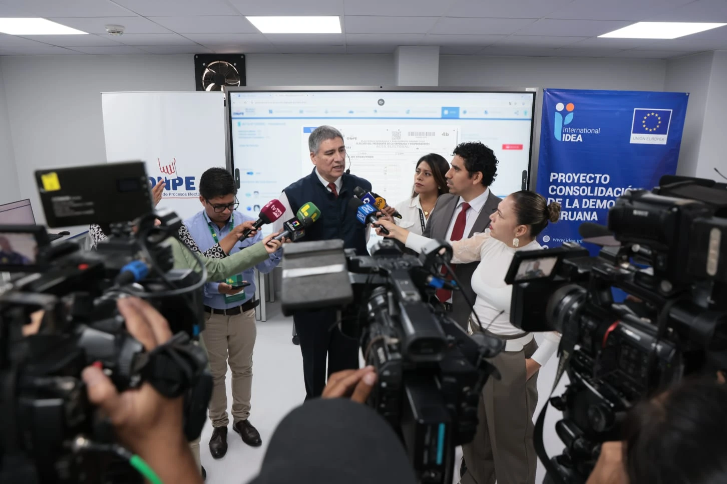 ONPE abre sistemas electorales a partidos y veedores