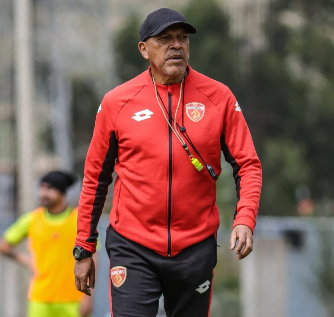 Mosquera renuncia y deja solo un DT peruano en la Liga 1