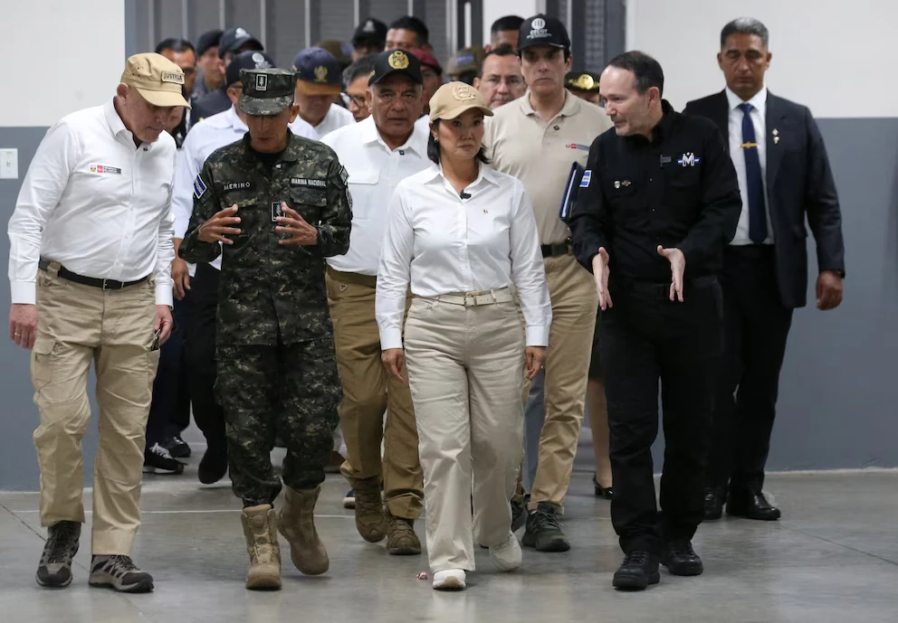 Keiko Fujimori recorrió el Cecot en El Salvador: las fotos de su visita a la megacárcel de Bukele