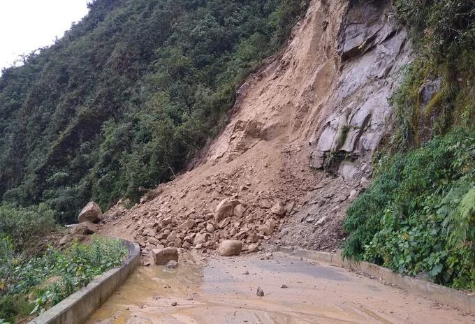 Deslizamientos aíslan Pozuzo y Huancabamba