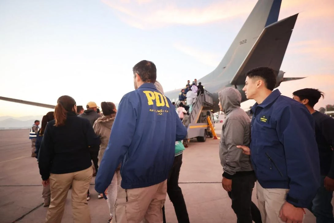 Chile inicia expulsiones masivas y tensiona frontera con Perú