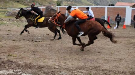 Más de 200 caballos corren en “hipódromo” de Los Andes en La Oroya