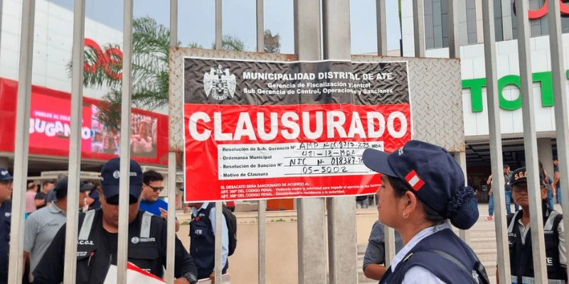 Cierran Real Plaza Puruchuco por fallas estructurales