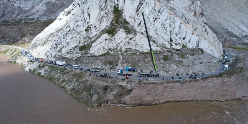 La búsqueda del automóvil que cayó al río Mantaro sigue en marcha en la zona de Huanchan. Este miércoles 26 de febrero, a las 11:58 a.m., las autoridades descartaron que el vehículo y los pasajeros se encuentren en el lugar del accidente. Por ello, los rescatistas y una grúa se trasladarán un kilómetro más abajo para continuar con las labores. El tránsito en el sector Tierra Negra, en el kilómetro 6.5 de la Carretera Central, sigue cerrado. Se espera que la vía se habilite aproximadamente a las 4:00 p.m., cuando terminen los trabajos de búsqueda y recuperación de las personas desaparecidas desde el 15 de febrero. Las labores de rescate requieren una grúa pluma de gran alcance, que llegó a la zona cerca de la 1:00 p.m. Debido a su uso, el tránsito se verá bloqueado por cuatro horas en el tramo La Oroya - Jauja. Sin embargo, se permitió el pase por una hora antes de retomar las operaciones. Las autoridades han pedido paciencia a los conductores y aseguraron que la prioridad es recuperar los cuerpos y esclarecer los hechos del accidente.