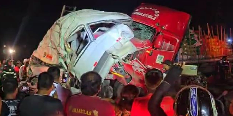 Un choque en Chancay dejó tres muertos y siete heridos tras el impacto de una miniván con dos tráilers en la Panamericana Norte. El accidente ocurrió cerca del puente provisional. Se investigan las causas, pero se presume exceso de velocidad y falta de señalización. 