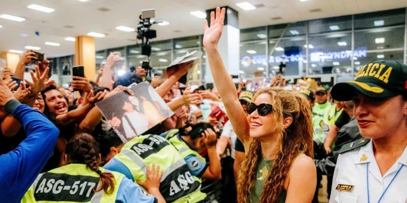 Shakira llega a Lima y emociona a sus fans peruanos