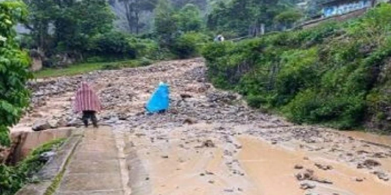 Huaicos arrasan viviendas y vías en Pasco: Emergencia total