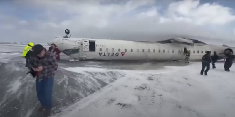 "Avion de Delta se estrella y voltea en aeropuerto de Toronto"