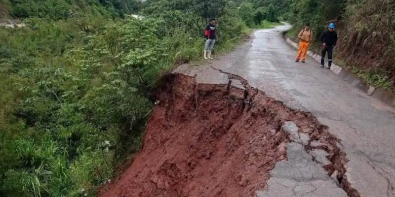 Huaico destruye carretera entre Oxapampa y Pozuzo