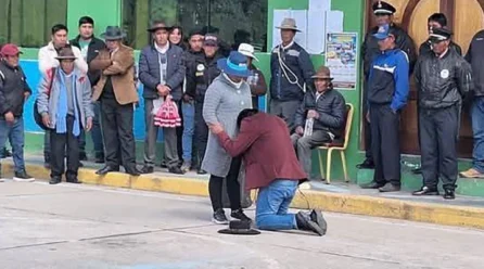 Alcalde pide perdón de rodillas tras video polémico