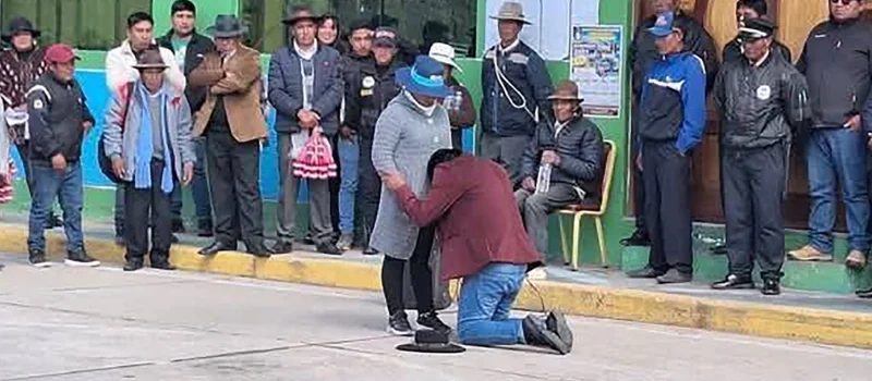 Alcalde pide perdón de rodillas tras video polémico