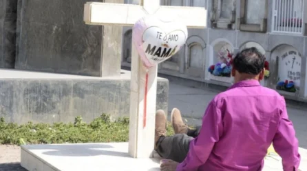 Miles honran a sus madres en cementerios de Lima