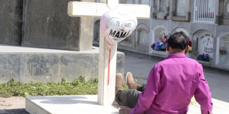 Miles honran a sus madres en cementerios de Lima