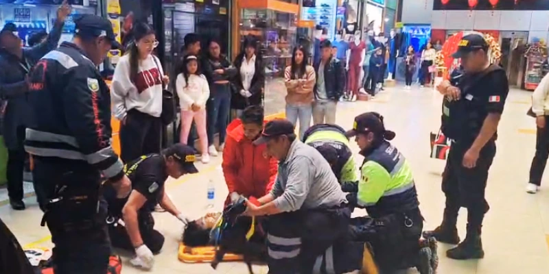 Cae del 4to piso y sobrevive en galería de Huancayo
