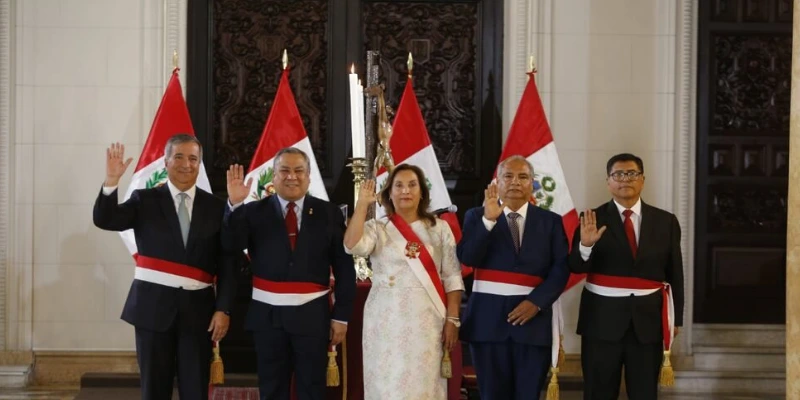 Dina Boluarte cambia ministros en plena tormenta