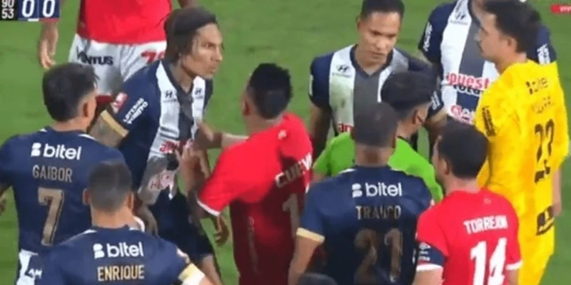 Paolo Guerrero pierde el control y ve la roja en Matute