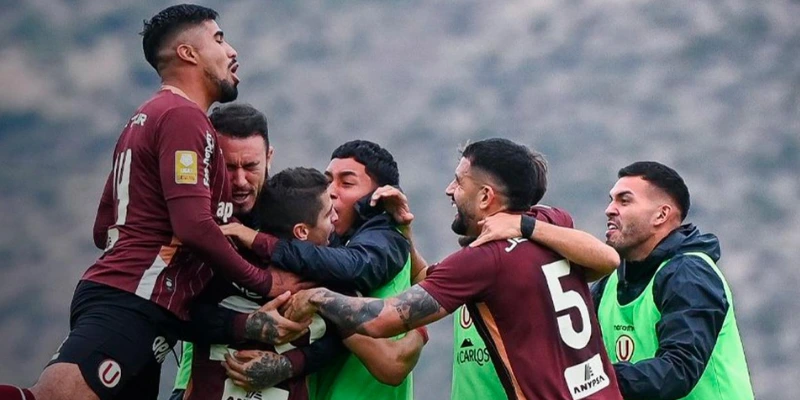 Universitario gana en los descuentos a Ayacucho FC