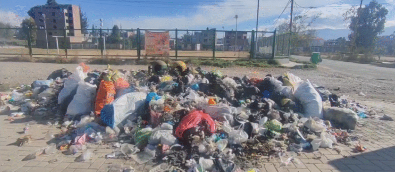 Cuna Más Pilcomayo infestada de moscas por basura