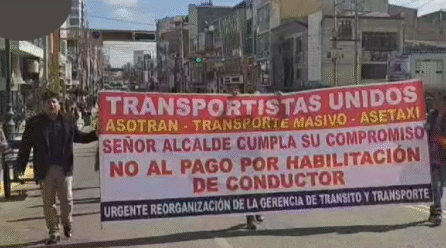 Transportistas exigen renuncia del gerente por cobros