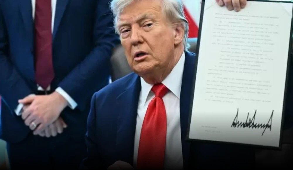 Donald Trump firma orden que sanciona la quema de la bandera de EE.UU.