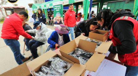 El Tambo entrega lentes y medias a adultos mayores
