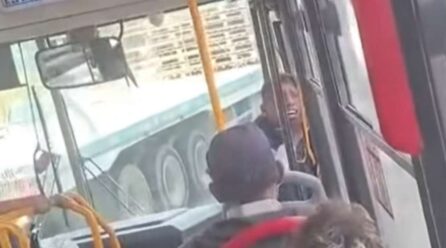Ladrón llora al quedar atrapado dentro de un bus