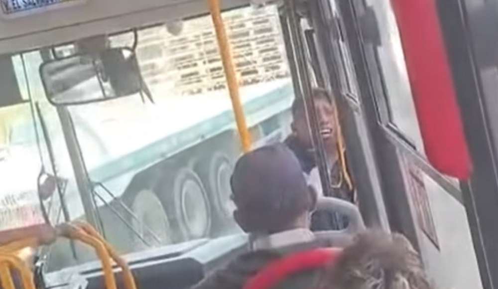 Ladrón llora al quedar atrapado dentro de un bus