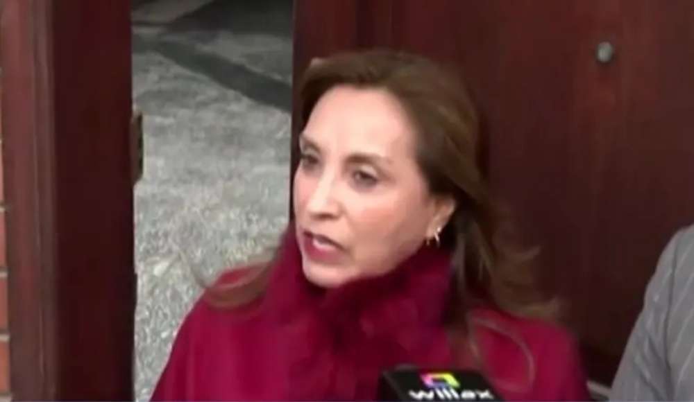 Dina Boluarte reaparece y niega dejar el Perú