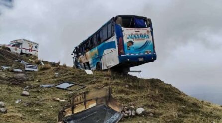 Bus queda colgado en abismo: 33 se salvan