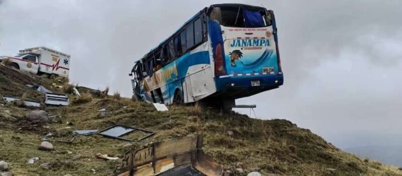 Bus queda colgado en abismo: 33 se salvan