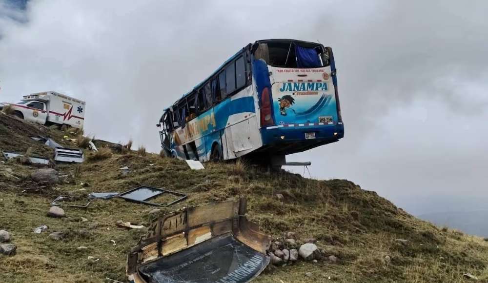 Bus queda colgado en abismo: 33 se salvan