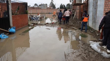 Chilca actúa rápido tras inundación en Llamus