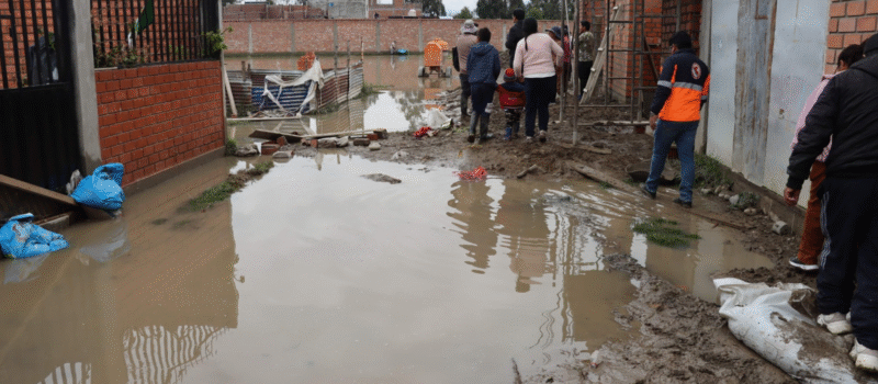 Chilca actúa rápido tras inundación en Llamus