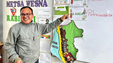 Alexis enseña shipibo en Lima y forja identidad